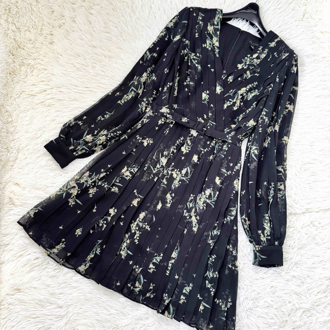 TED BAKER - テッドベイカー 花柄 カシュクール プリーツ TED BAKER - テッドベイカー 花柄 カシュクール プリーツ