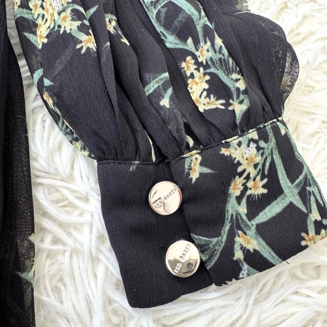 TED BAKER - テッドベイカー 花柄 カシュクール プリーツ TED BAKER - テッドベイカー 花柄 カシュクール プリーツ