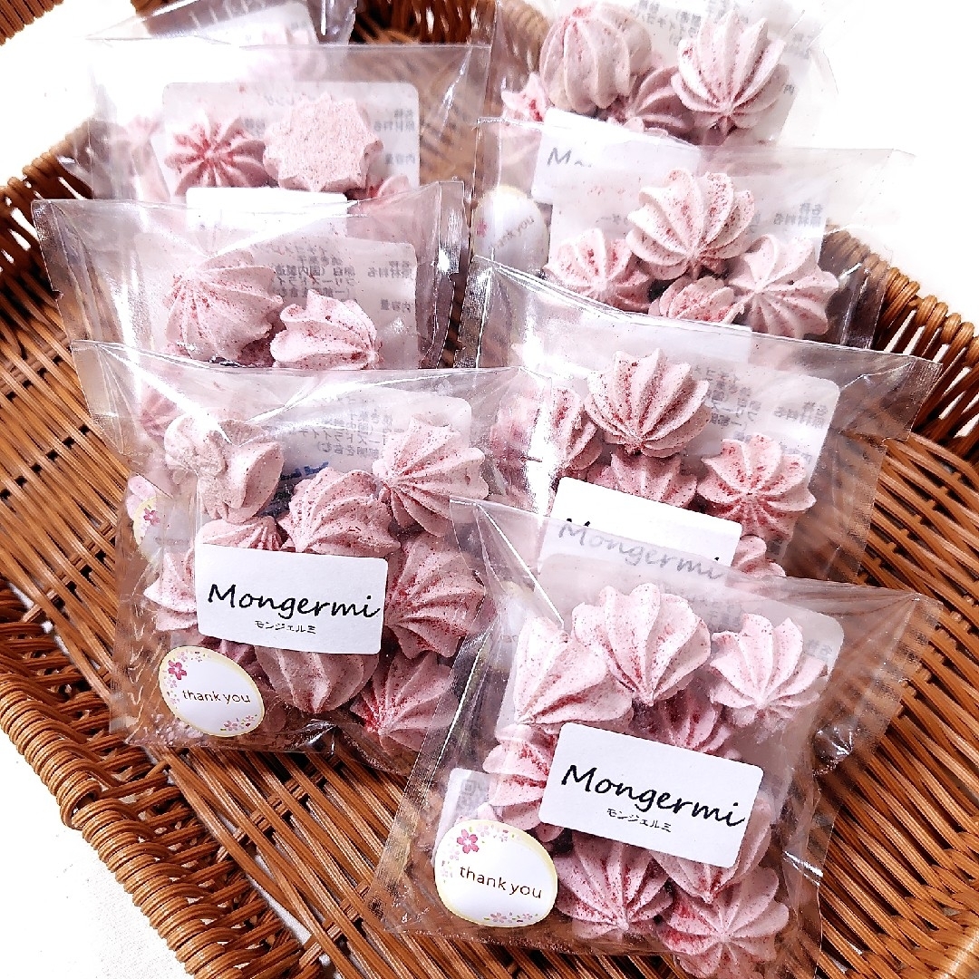 イチゴのメレンゲ 8袋 食品/飲料/酒の食品(菓子/デザート)の商品写真
