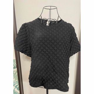 立体的なテクスチャーの黒い半袖シャツ(シャツ/ブラウス(半袖/袖なし))