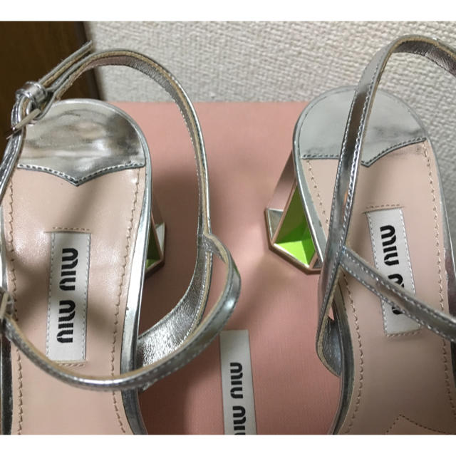 miumiu(ミュウミュウ)のmiu miu ビジューサンダル  レディースの靴/シューズ(サンダル)の商品写真
