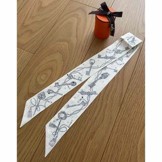 HERMES - 美品 ☆HERMES☆ ミニスカーフ カレ40 チェーン シルク HERMES - 美品 ☆HERMES☆ ミニスカーフ カレ40 チェーン シルク