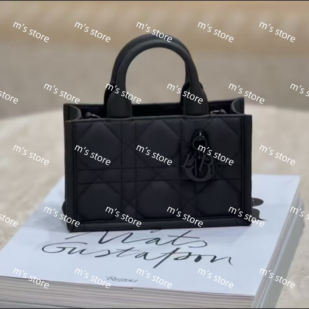 Christian Dior - 新品 ディオール Dior Book Tote バッグ ミニ Christian Dior - 新品 ディオール Dior Book Tote バッグ ミニ