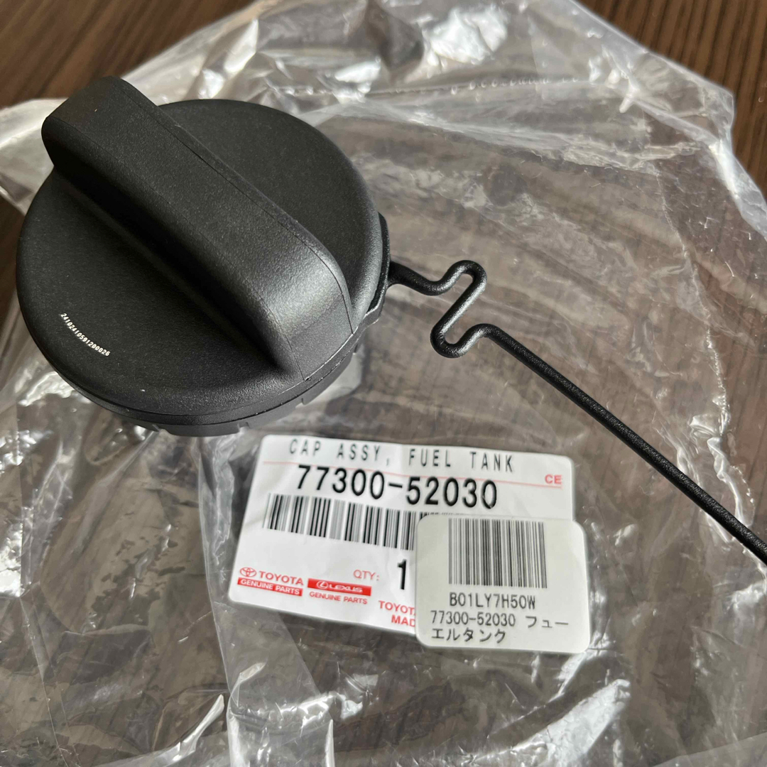 トヨタ 純正 フューエルキャップ 77300-52030 自動車/バイクの自動車(車外アクセサリ)の商品写真