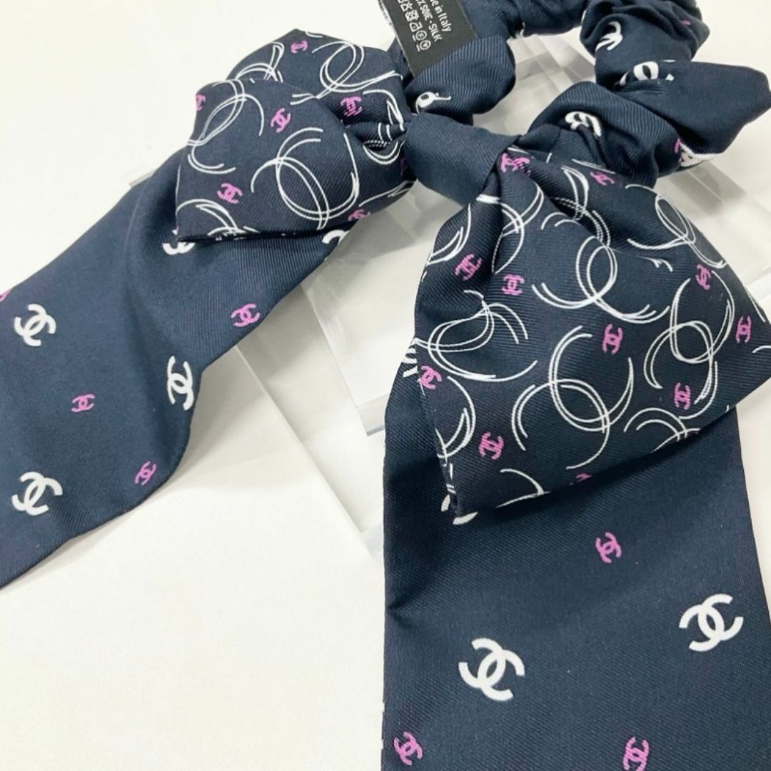 CHANEL - M10741 シャネル ココマーク リボン シルク シュシュ CHANEL - M10741 シャネル ココマーク リボン シルク シュシュ