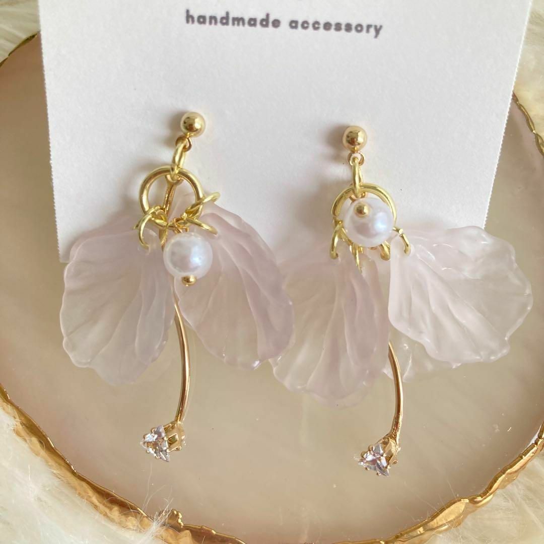 ハンドメイド ピアス 花びら 上品 ハンドメイドのアクセサリー(ピアス)の商品写真