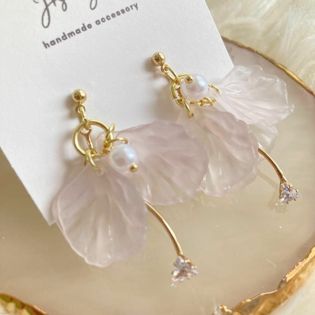 ハンドメイド ピアス 花びら 上品 ハンドメイドのアクセサリー(ピアス)の商品写真