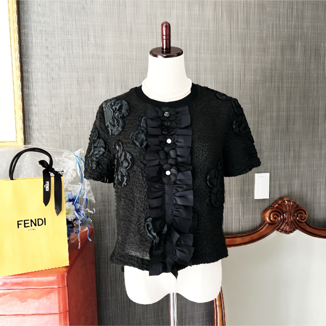 FENDI - 美品 FENDI フェンディ 立体花 トップス 花柄 刺繍 FENDI - 美品 FENDI フェンディ 立体花 トップス 花柄 刺繍