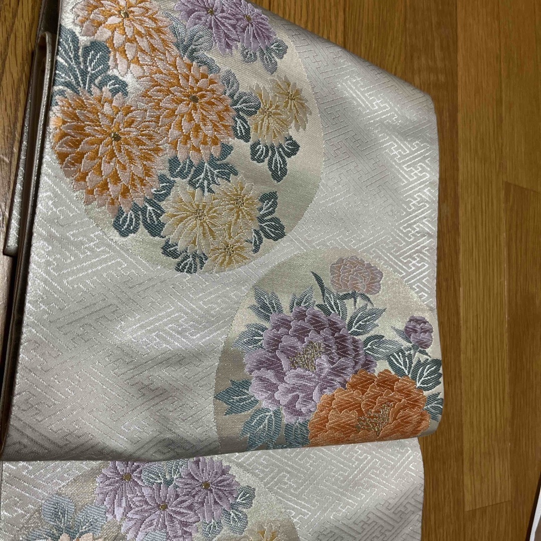 銀紗綾地紋 丸に菊花牡丹菖蒲模様の袋帯の通販 by にゃんこ日和 銀紗綾地紋 丸に菊花牡丹菖蒲模様の袋帯の通販 by にゃんこ日和