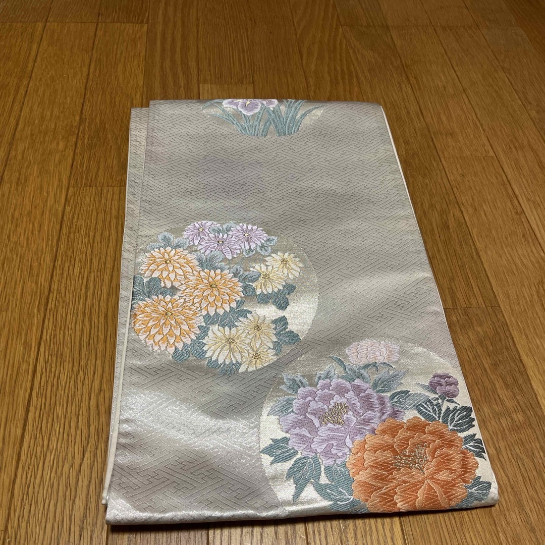 銀紗綾地紋 丸に菊花牡丹菖蒲模様の袋帯の通販 by にゃんこ日和 銀紗綾地紋 丸に菊花牡丹菖蒲模様の袋帯の通販 by にゃんこ日和