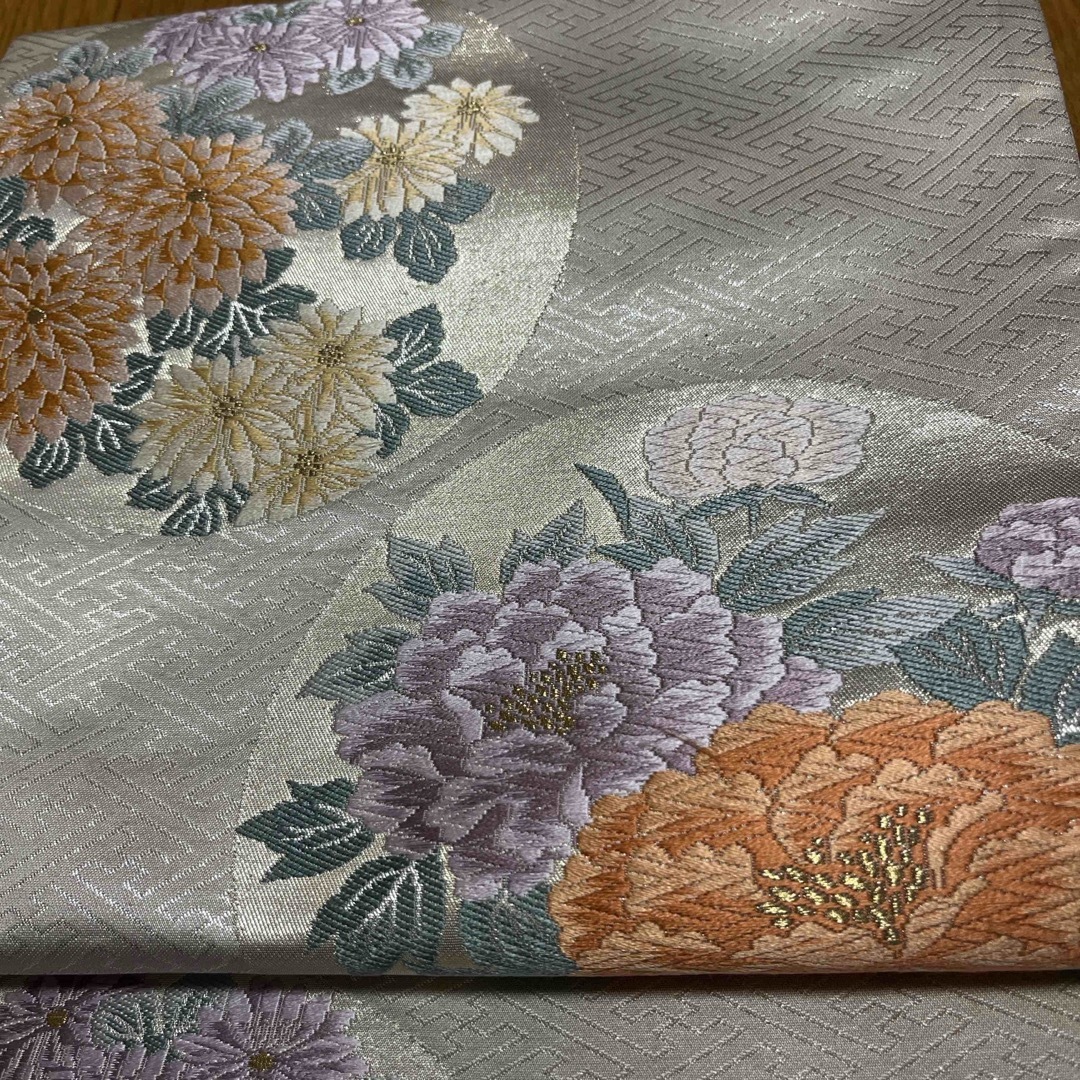 銀紗綾地紋 丸に菊花牡丹菖蒲模様の袋帯の通販 by にゃんこ日和 銀紗綾地紋 丸に菊花牡丹菖蒲模様の袋帯の通販 by にゃんこ日和