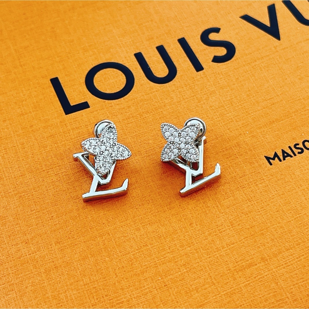 LOUIS VUITTON - LV ロゴ ピアス シルバー ヴィンテージの通販 LOUIS VUITTON - LV ロゴ ピアス シルバー ヴィンテージの通販