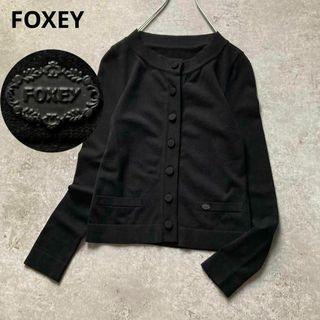 FOXEY - フォクシー レディコンパクトカーディガン ロゴプレート FOXEY - フォクシー レディコンパクトカーディガン ロゴプレート