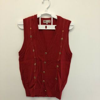 【DAKS LONDON】ダックスロンドン　赤　M　ニットベスト　トップス　無地　シンプル　Vネック(ベスト/ジレ)