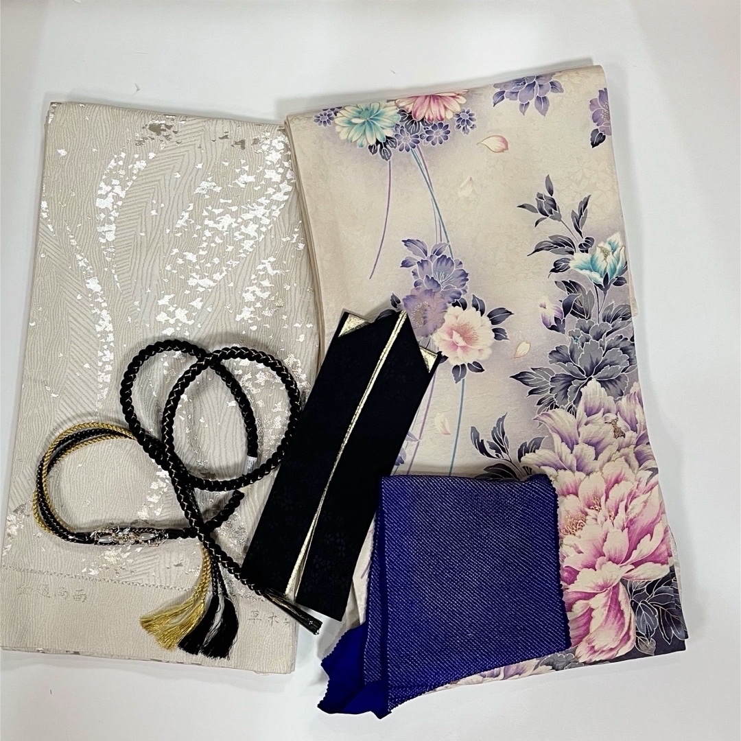 振袖used品☆白濃紺ボカシと四季の花が舞う現代調振袖の通販 by 振袖used品☆白濃紺ボカシと四季の花が舞う現代調振袖の通販 by