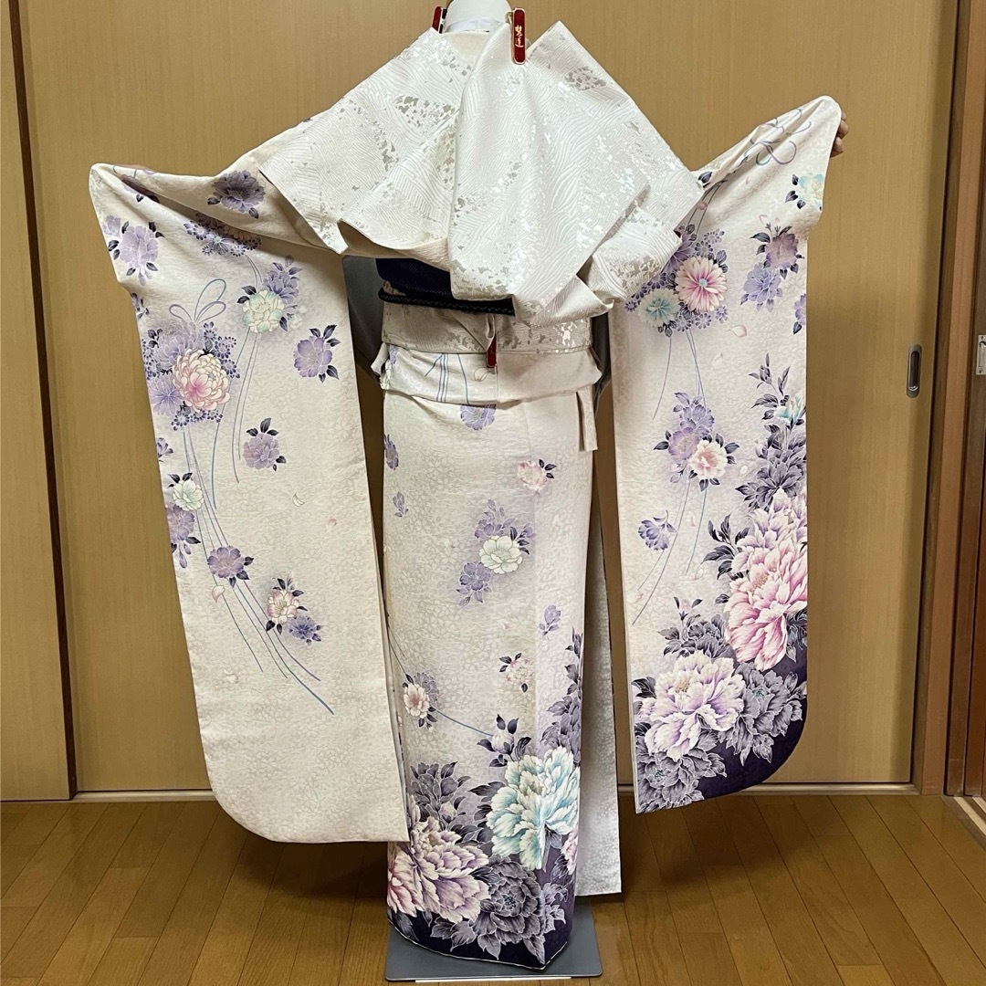 振袖used品☆白濃紺ボカシと四季の花が舞う現代調振袖の通販 by 振袖used品☆白濃紺ボカシと四季の花が舞う現代調振袖の通販 by