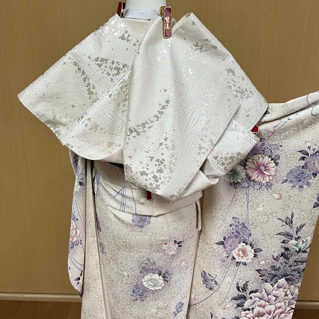 振袖used品☆白濃紺ボカシと四季の花が舞う現代調振袖の通販 by 振袖used品☆白濃紺ボカシと四季の花が舞う現代調振袖の通販 by
