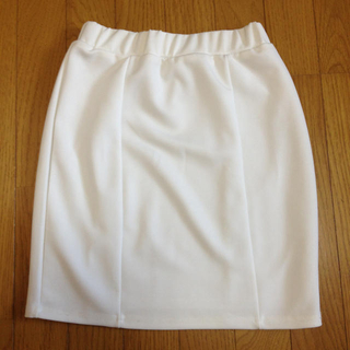 スピンズ(SPINNS)の白のタイトスカート(ミニスカート)