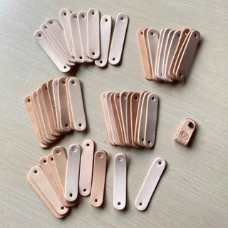 ヌメ革 パーツ　ハンドメイド 革タグ　2穴あけ済　50枚セット　1.5nmm 厚(各種パーツ)