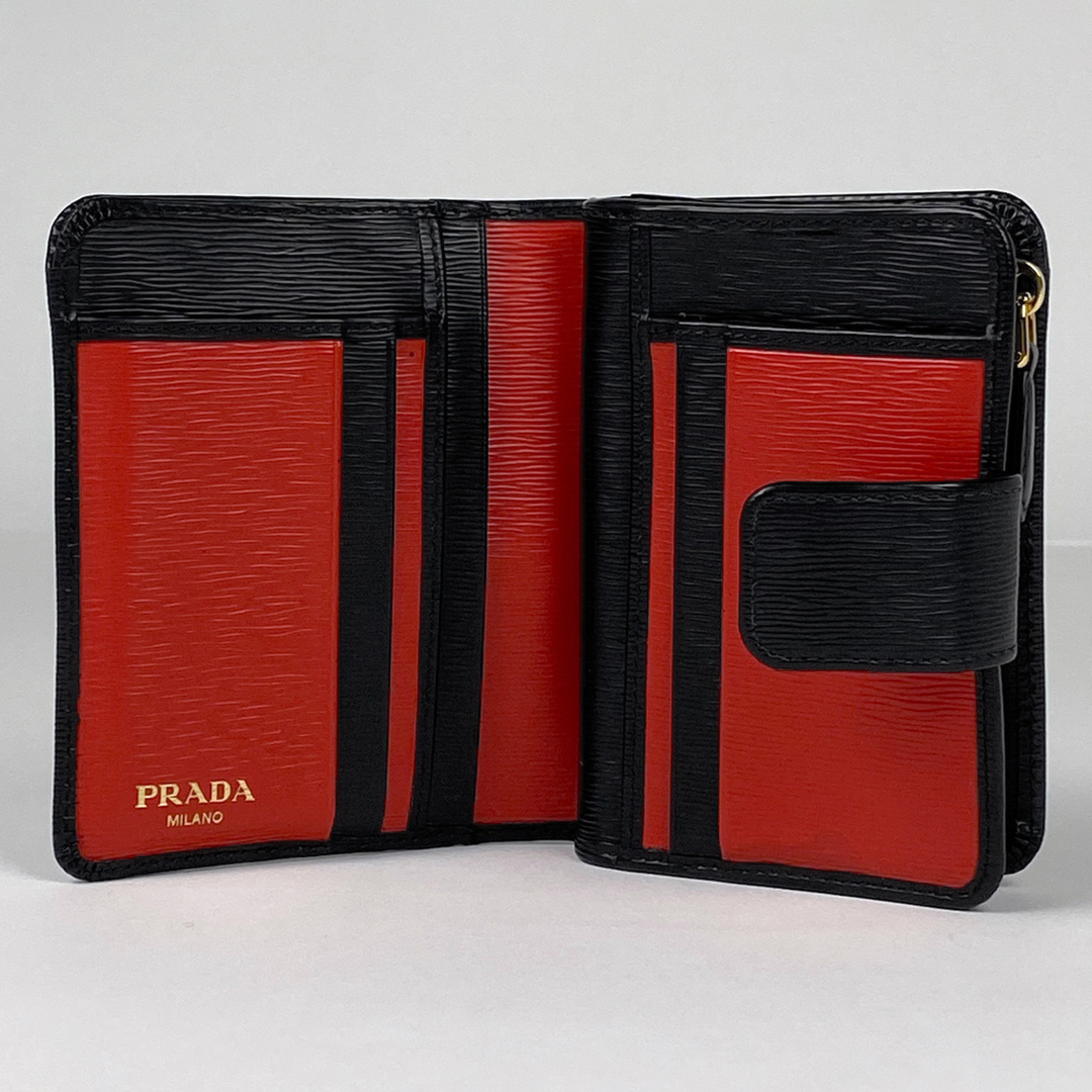 PRADA - プラダ ロゴ 二つ折り 財布 レディース 【中古】の通販 PRADA - プラダ ロゴ 二つ折り 財布 レディース 【中古】の通販