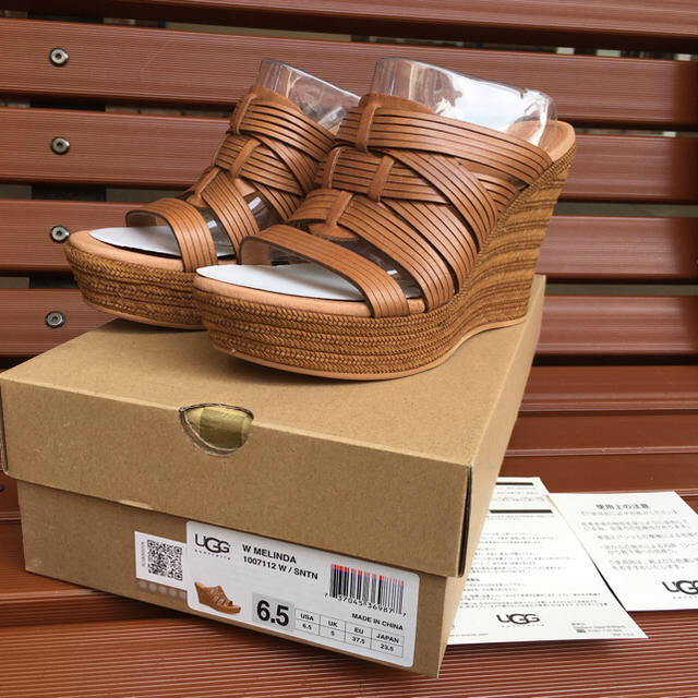 UGG(アグ)の新品 期間限定 UGG アグ メリンダ サンダル 23.5 ウェッジソール レディースの靴/シューズ(サンダル)の商品写真