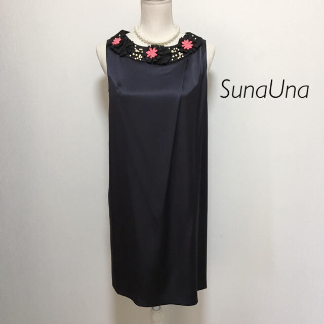 SunaUna(スーナウーナ)の【新品タグ付】SunaUna お花&パール付き サテンワンピース レディースのワンピース(ひざ丈ワンピース)の商品写真