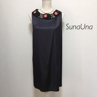 スーナウーナ(SunaUna)の【新品タグ付】SunaUna お花&パール付き サテンワンピース(ひざ丈ワンピース)