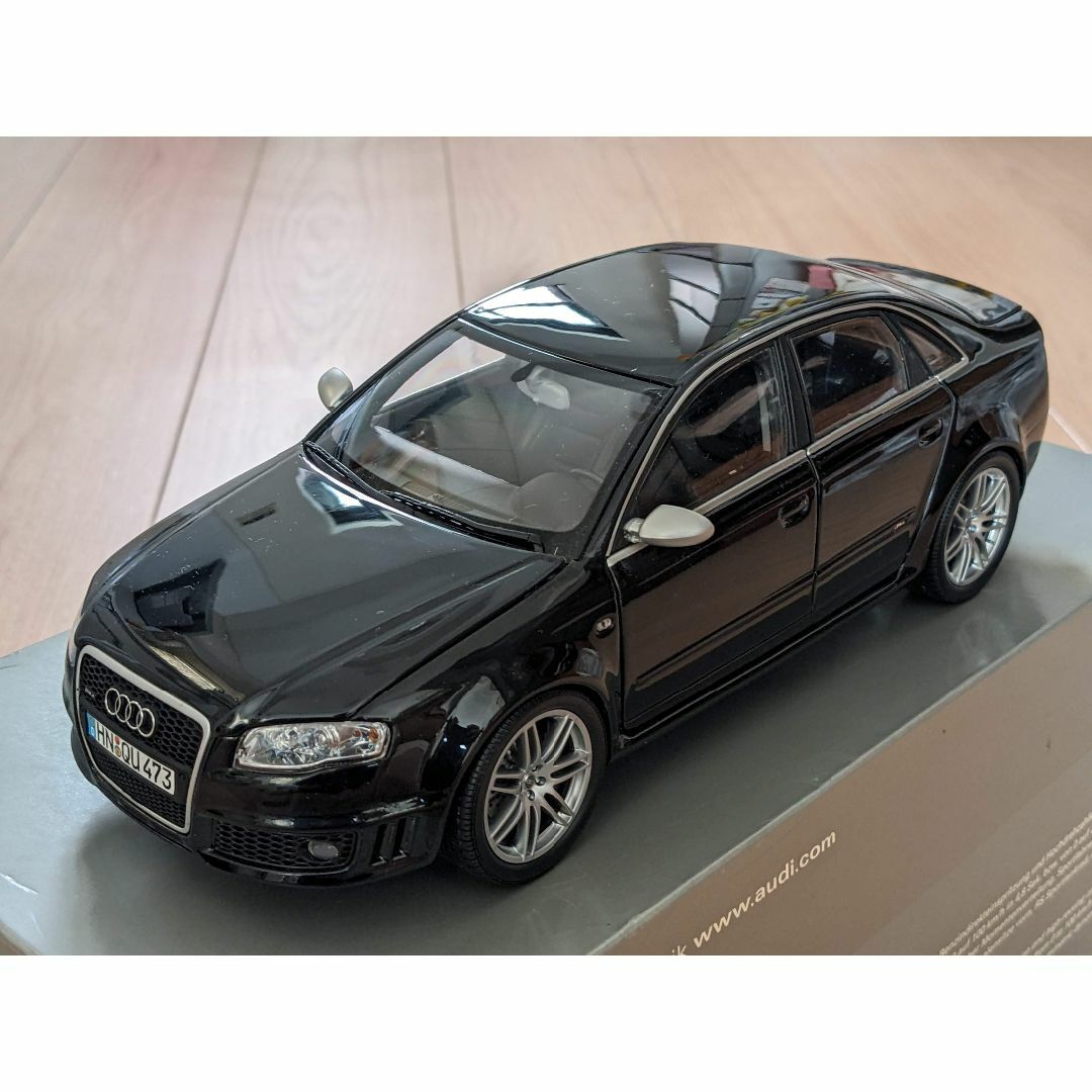 AUDI - AUDI RS4 ミニカー モデルカー 1/18 1:18 MINICHAMPSの AUDI - AUDI RS4 ミニカー モデルカー 1/18 1:18 MINICHAMPSの