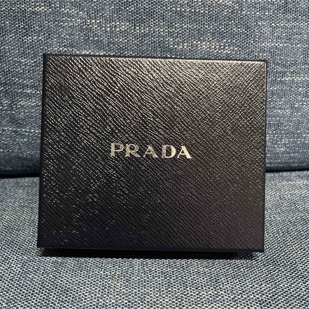 PRADA - 【美品】PRADA ブラック レザー 二つ折り財布の通販 by PRADA - 【美品】PRADA ブラック レザー 二つ折り財布の通販 by