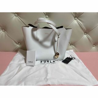 FURLA - FURLA フルラ パイパー Mサイズ 新品 サッビア FURLA - FURLA フルラ パイパー Mサイズ 新品 サッビア