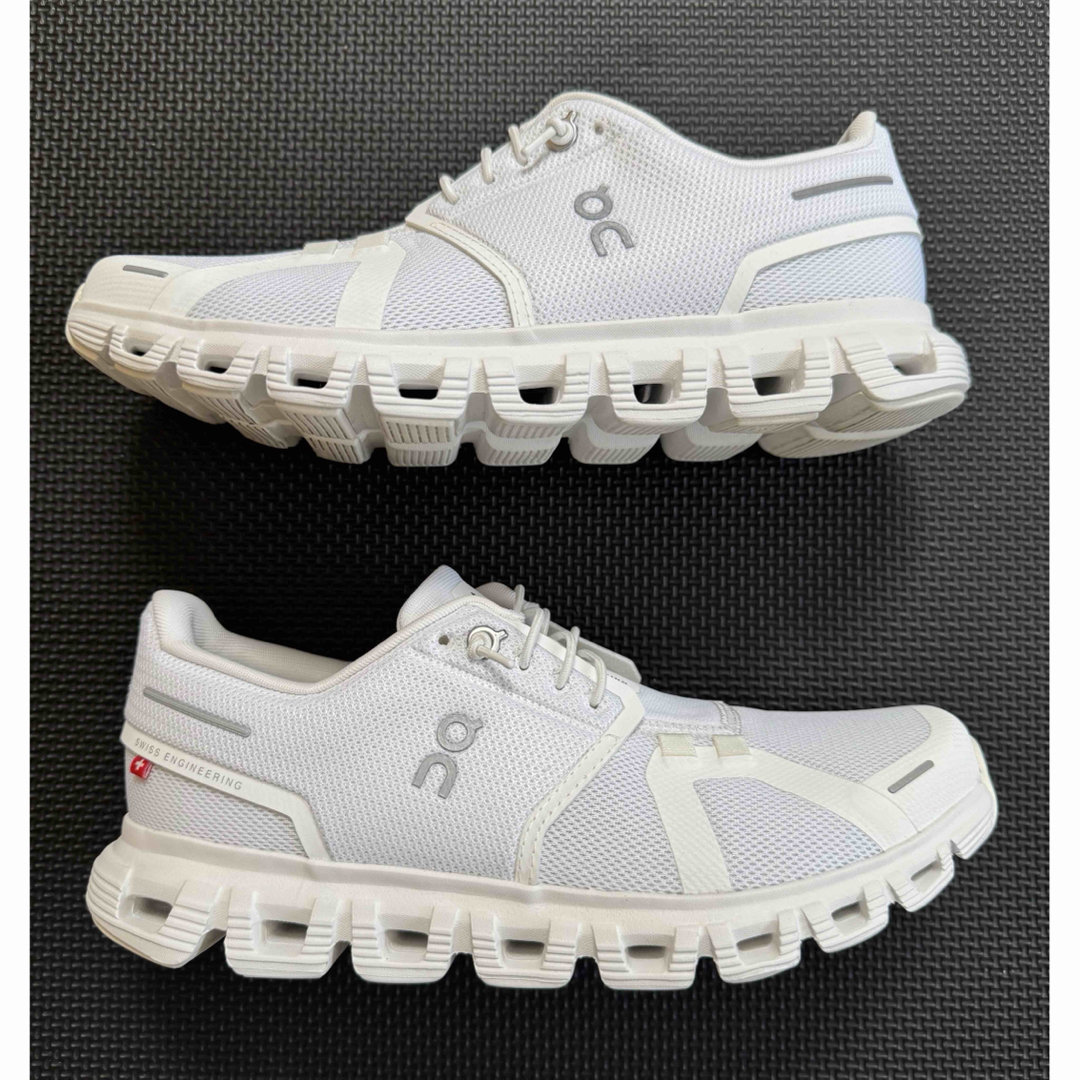 On - on cloud6 白ホワイト スニーカー24.5cm 4/18購入 ほぼ新品 On - on cloud6 白ホワイト スニーカー24.5cm 4/18購入 ほぼ新品
