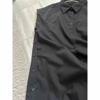 ザラ(ZARA)のサイドボタン　膝下　ワンピース　黒　美品　ノーアイロン　シャツワンピース　靴下合(ひざ丈ワンピース)