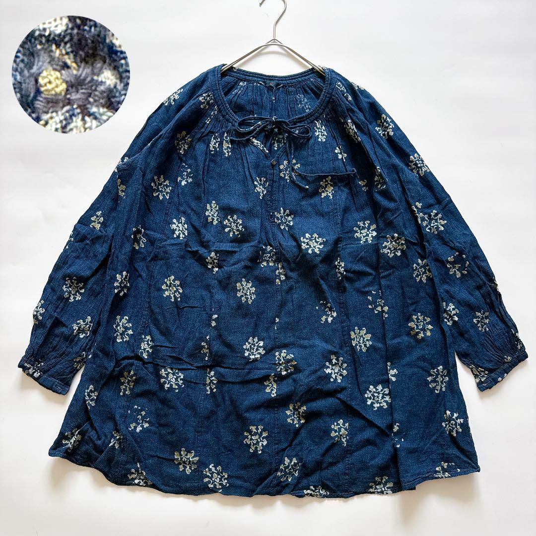 45R - 45R インディゴ染 長袖ブラウス R刺繍 花総柄 リボン 45R - 45R インディゴ染 長袖ブラウス R刺繍 花総柄 リボン