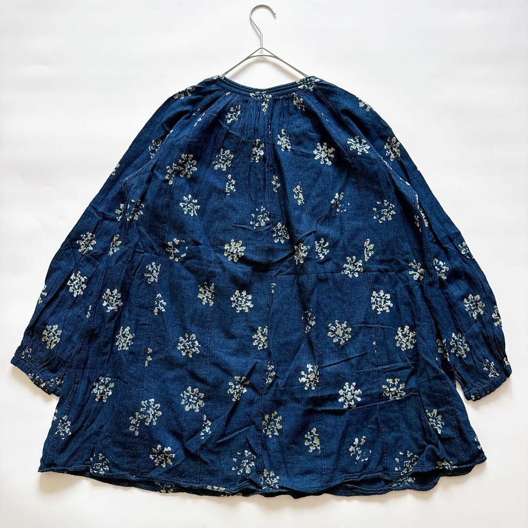 45R - 45R インディゴ染 長袖ブラウス R刺繍 花総柄 リボン 45R - 45R インディゴ染 長袖ブラウス R刺繍 花総柄 リボン