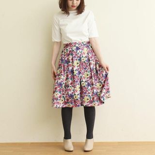 ドットアンドストライプスチャイルドウーマン(Dot&Stripes CHILDWOMAN)のヴィンテージフラワータックスカート 美品(ひざ丈スカート)