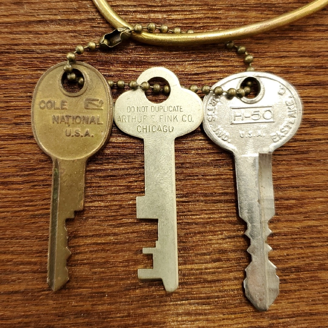 VINTAGE - 真鍮製ハート型キーリング&オールドキー3本セット VINTAGE - 真鍮製ハート型キーリング&オールドキー3本セット