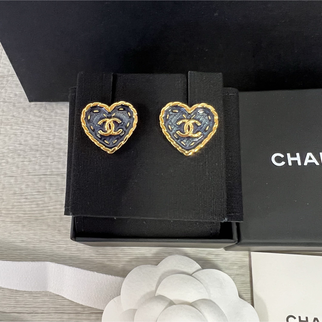 CHANEL - CHANEL ハート型ピアス ゴールド ネイビーデニムの通販 CHANEL - CHANEL ハート型ピアス ゴールド ネイビーデニムの通販