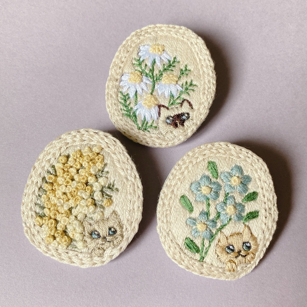 55.ねこ刺繍ブローチ ハンドメイド 花と猫 ミモザの通販 by 55.ねこ刺繍ブローチ ハンドメイド 花と猫 ミモザの通販 by
