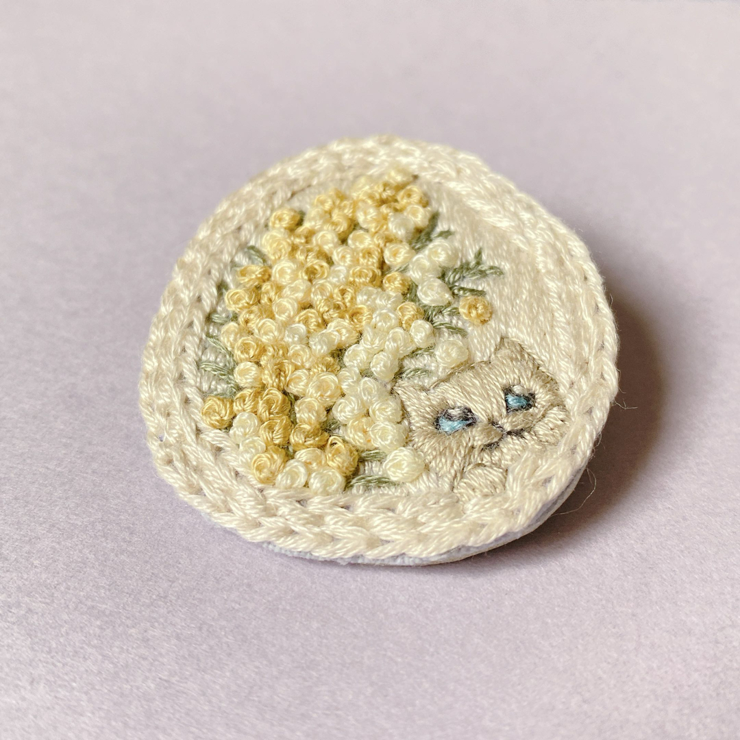 55.ねこ刺繍ブローチ ハンドメイド 花と猫 ミモザの通販 by 55.ねこ刺繍ブローチ ハンドメイド 花と猫 ミモザの通販 by