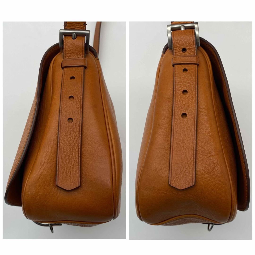 PRADA - PRADA ショルダーバッグ ロゴ型押し ベルト レザー PRADA - PRADA ショルダーバッグ ロゴ型押し ベルト レザー