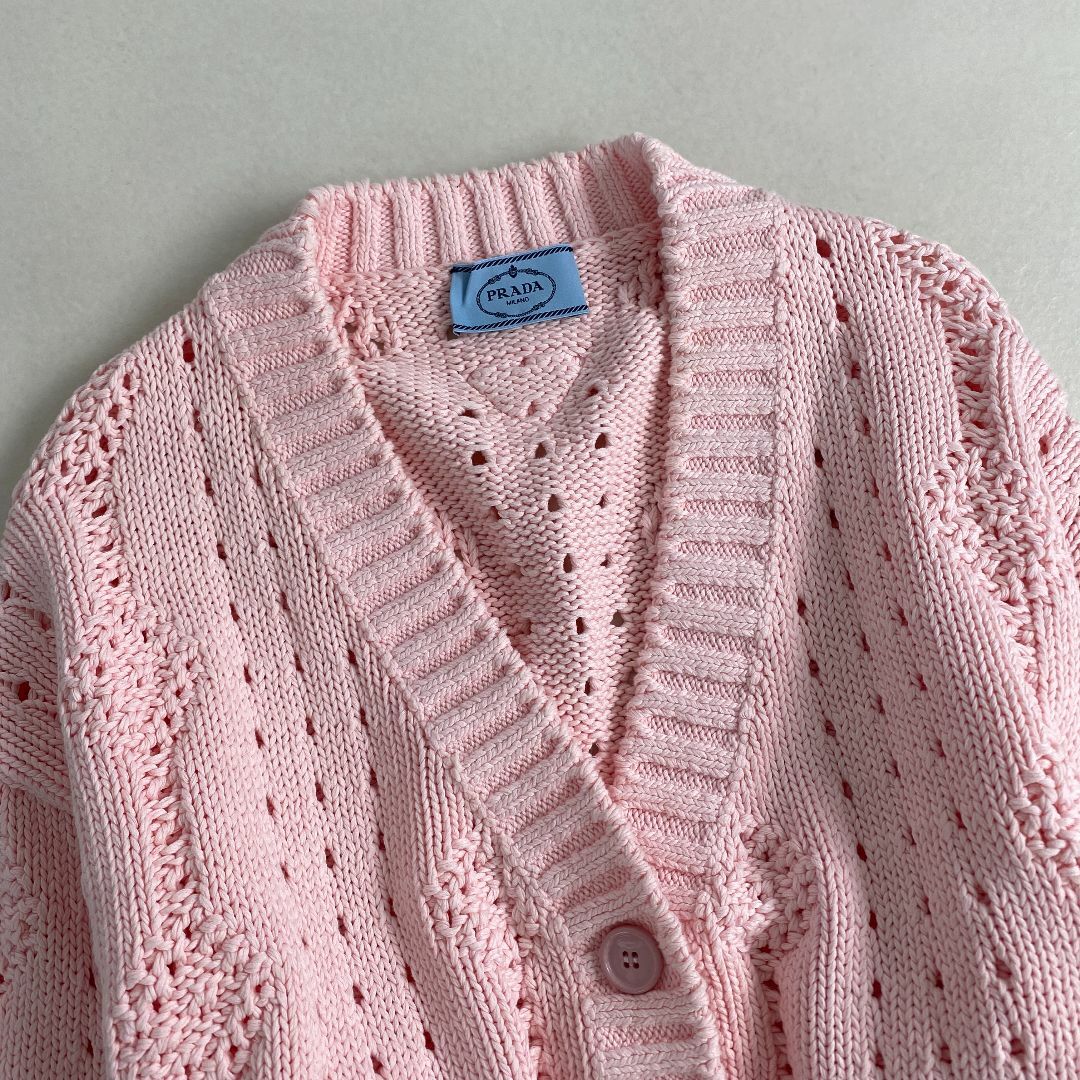 PRADA - 美品 プラダ カーディガン 三角プレート 22SS ピンク PRADA - 美品 プラダ カーディガン 三角プレート 22SS ピンク