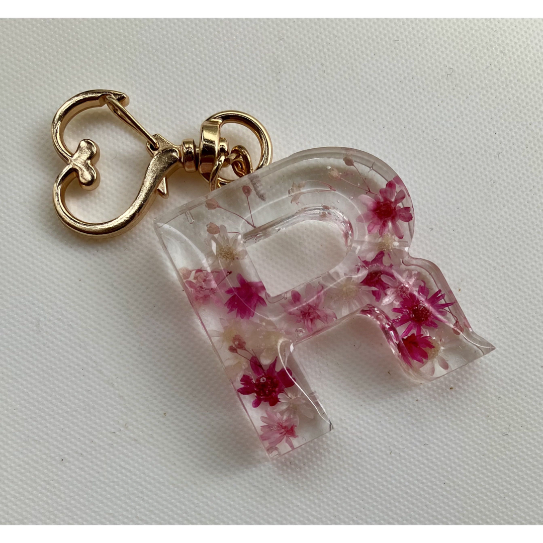 イニシャルキーホルダー スターフラワー R ハンドメイドのアクセサリー(キーホルダー/ストラップ)の商品写真