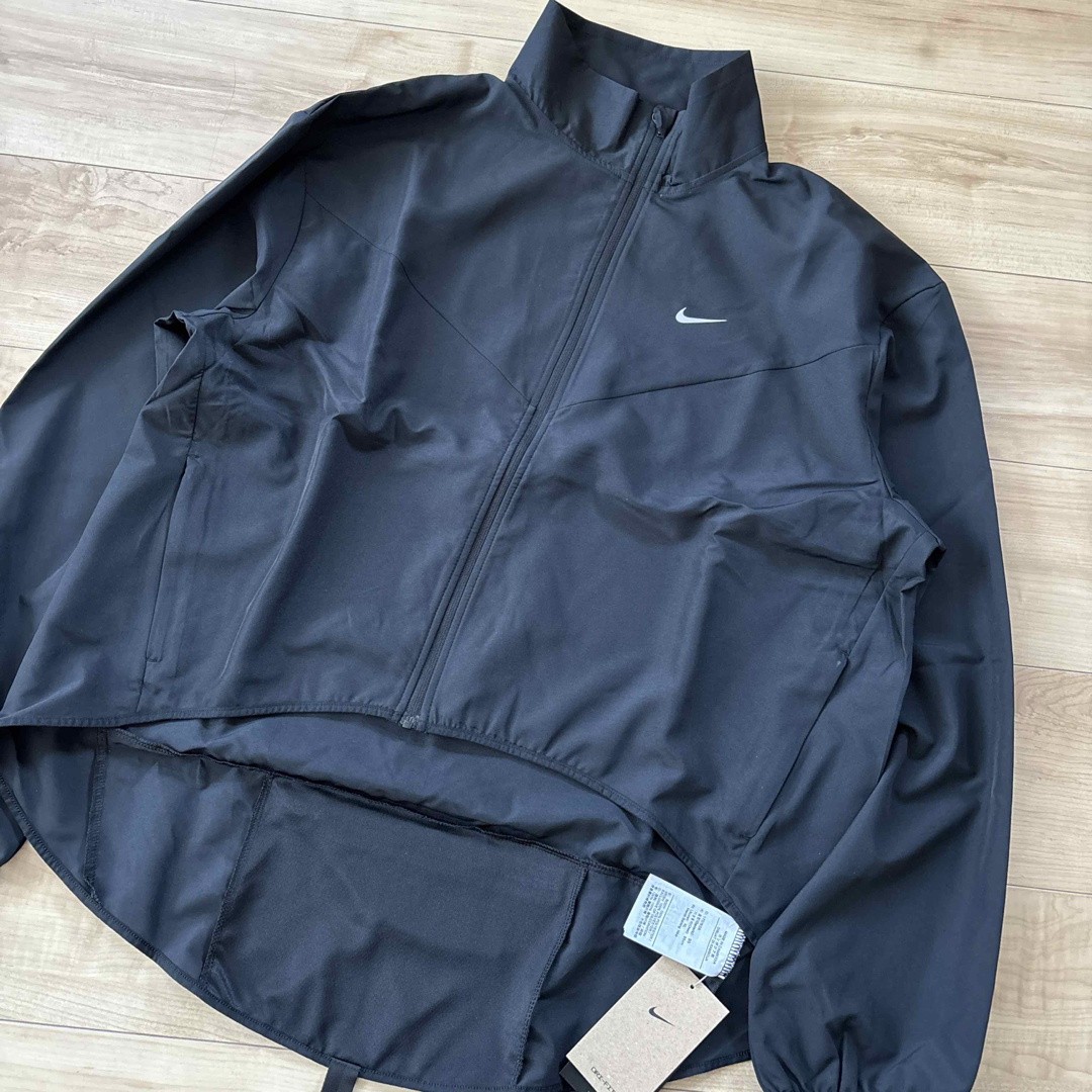 NIKE - 新品 ナイキ ウィンドブレーカー ランニング アウター NIKE - 新品 ナイキ ウィンドブレーカー ランニング アウター