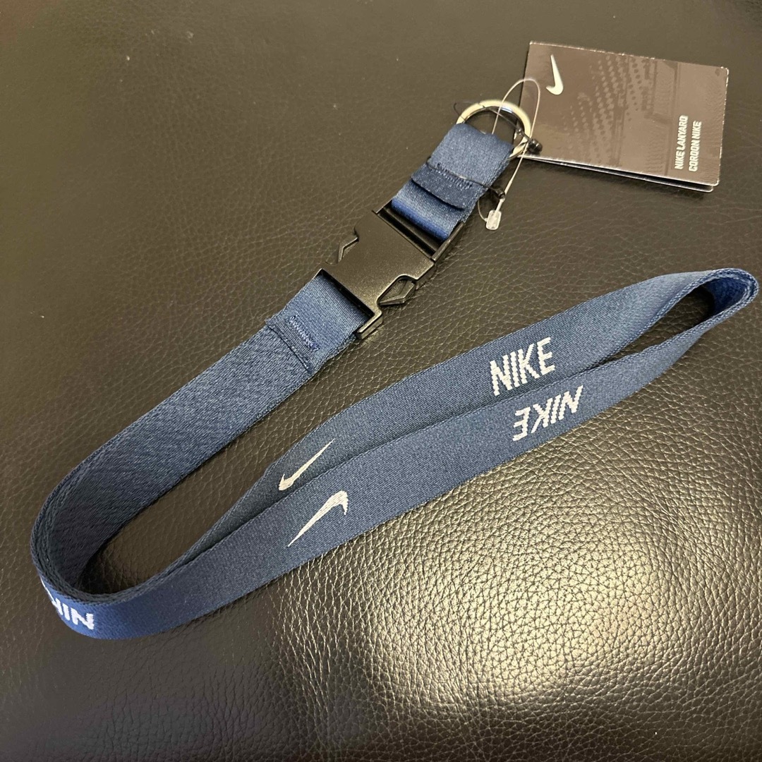 NIKE(ナイキ)の新品未使用 ナイキランヤードネックストラップ スマホ/家電/カメラのスマホアクセサリー(ネックストラップ)の商品写真