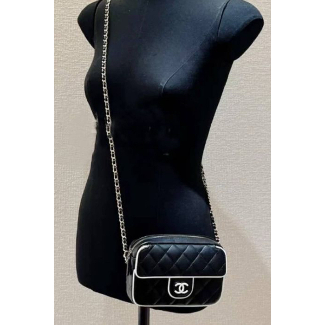 CHANEL - CHANEL ♡バイカラー チェーン クラッチ バッグ 黒 CHANEL - CHANEL ♡バイカラー チェーン クラッチ バッグ 黒