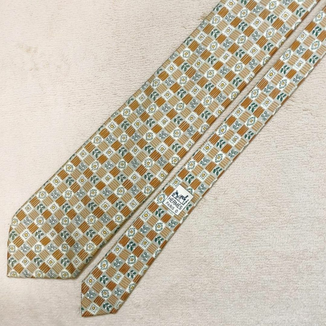 HERMES - エルメス ネクタイ 花柄 幾何学 ベージュ シルク 高級 HERMES - エルメス ネクタイ 花柄 幾何学 ベージュ シルク 高級