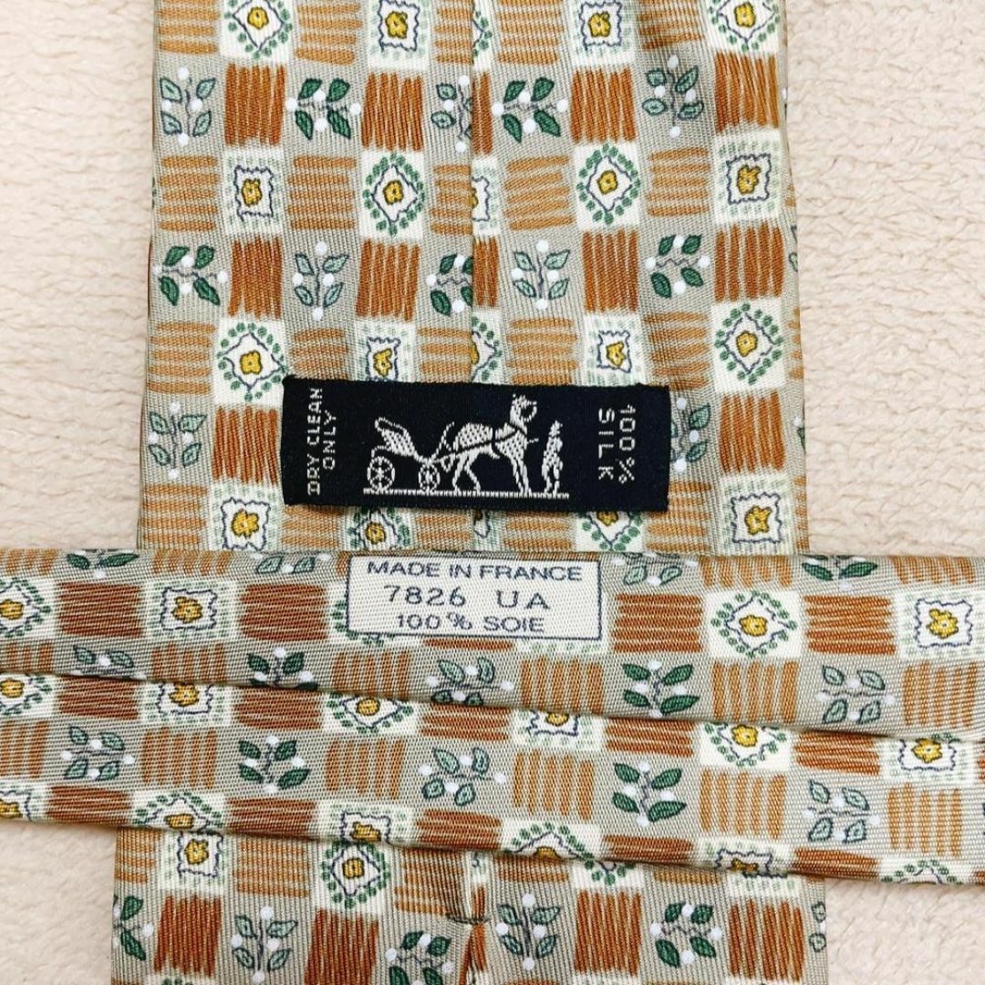 HERMES - エルメス ネクタイ 花柄 幾何学 ベージュ シルク 高級 HERMES - エルメス ネクタイ 花柄 幾何学 ベージュ シルク 高級
