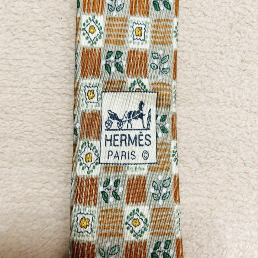 HERMES - エルメス ネクタイ 花柄 幾何学 ベージュ シルク 高級 HERMES - エルメス ネクタイ 花柄 幾何学 ベージュ シルク 高級