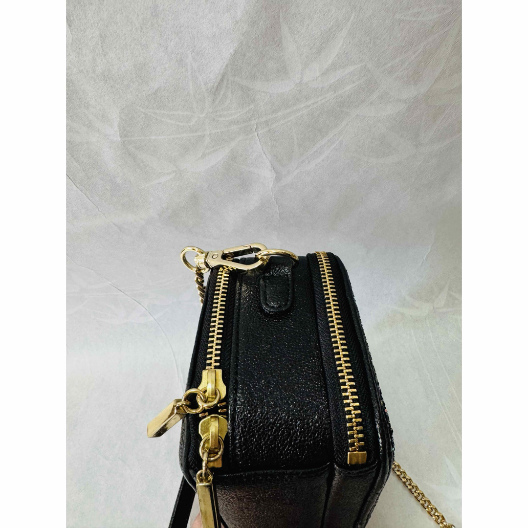 DIANA - DIANA チェーンショルダーバッグ グリッター 黒 斜 DIANA - DIANA チェーンショルダーバッグ グリッター 黒 斜