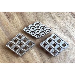 【新品】金属　和柄の箸置き(3つ)(テーブル用品)